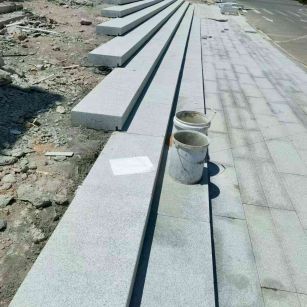 宁德 芝麻白整石台阶，施工现场