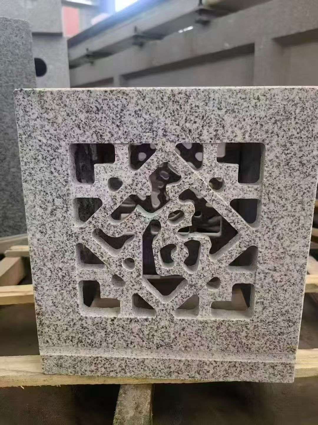 宁德 芝麻白花岗岩镂空雕花灯笼